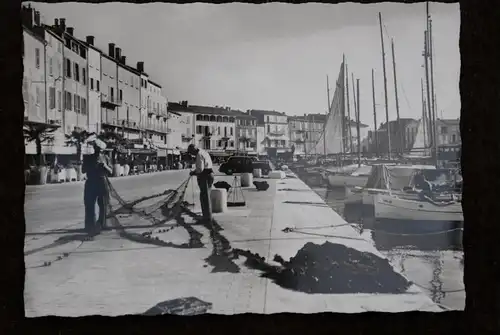 F 83990 SAINT - TROPEZ, Le Port, Pecheurs remaillant les filets, Fischfang -fishing