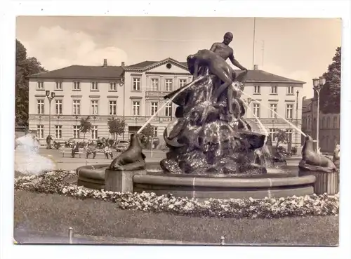 0-2750 SCHWERIN, Grunthalplatz, Schiffsbrüchigendenkmal, Kleberest, Sonderstempel  Kampfgruppe Spartakiade
