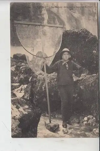 F 76470 LE TREPORT, Le Pecheur de Crevettes dans les Rocher 1916