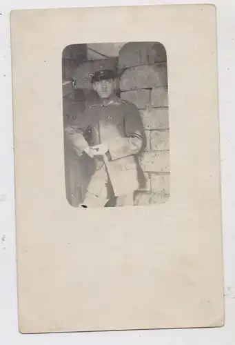 MILITÄR - 1.Weltkrieg, Deutscher Soldat in Flandern, Photo-AK 1915