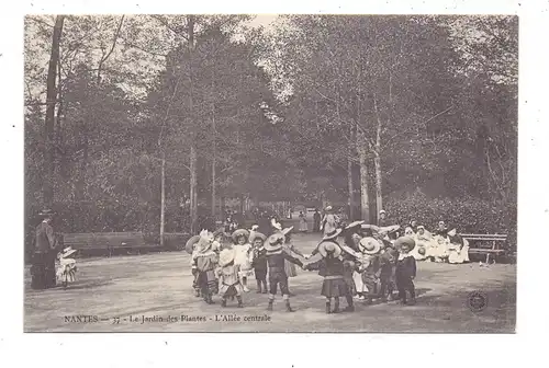 F 44000 NANTES, Le Jardin des Plantes, jouer aux enfants