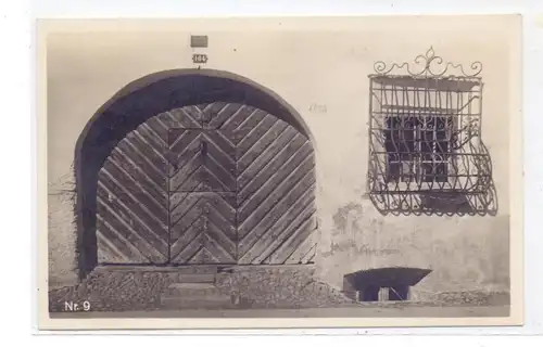 CH 7504 PONTRESINA GR, Hauseingang und Fenstergitter, rücks. Klebereste