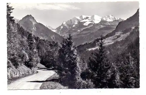 CH 3723 REICHENBACH - KIENTAL BE, Die Strasse nach Kiental mit Golderhorn und Blümlisalpgruppe