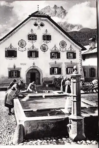 CH 7550 SCUOL S'CARL, Wäscherinnen am Dorfbrunnen