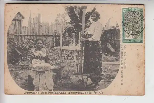 MADAGASCAR - Femme Bettimisaraka decortiquants le riz, 1913