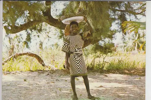 NIGERIA - LAGOS, Pineapple vendor at the beach, Ananasverkäufer