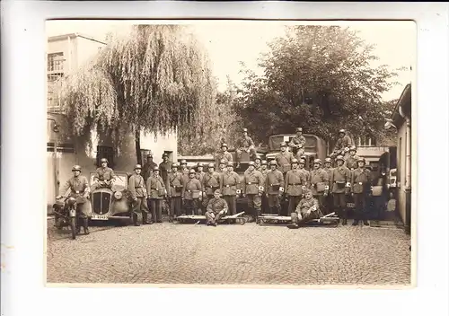 5090 LEVERKUSEN, Photo 17,3 x 12,5 cm, Werkschutz - Belegschaft mit Fuhrpark, wahrscheinlich 2.Weltkrieg