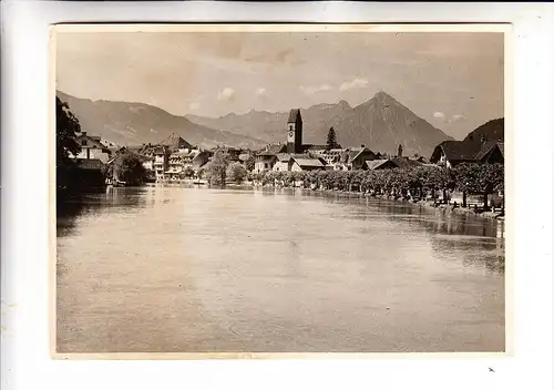 CH 3800 INTERLAKEN BE, 2 Photos 12,5 x 16,5 cm, Panorama & Hausansicht mit Blumenschmuck, 1954