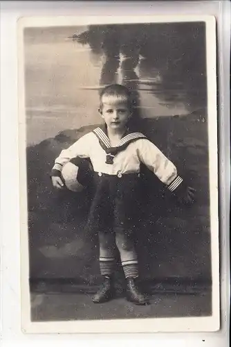 KINDER - Junge, Matrosenanzug, Fussball. Photo-AK