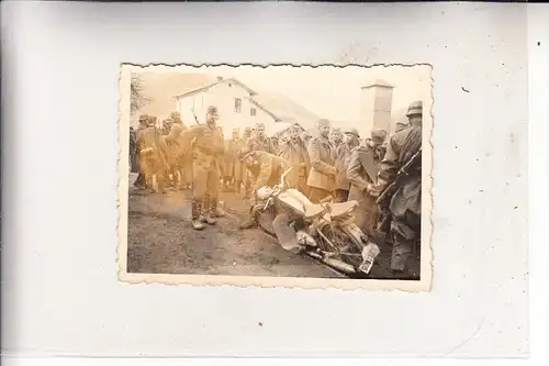 HR 10000 ZAGREB / AGRAM, 2. Weltkrieg, deutsche Soldaten April 1941 vor Agram, Photo 6,2 x 8,7 cm