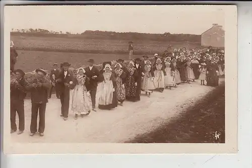 F 56400 AURAY, Trois Noces reumes, Le Cortege a sa sortie de l'Eglise, Trachtenzug