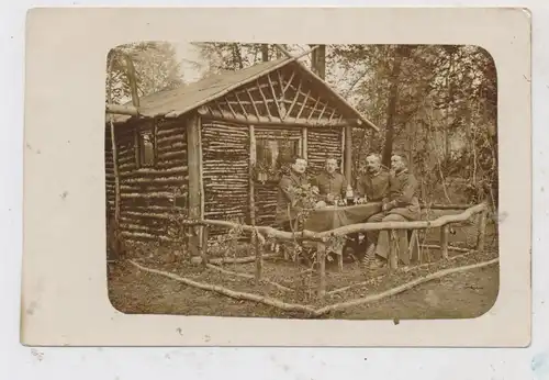 F 02870 CREPY, Photo-AK 1.Weltkrieg, deutsche Soldaten an einer Waldhütte, 1918