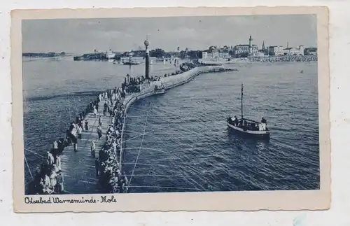 0-2500 ROSTOCK - WARNEMÜNDE, Mole mit vielen Anglern, heimkehrendes Fischerboot