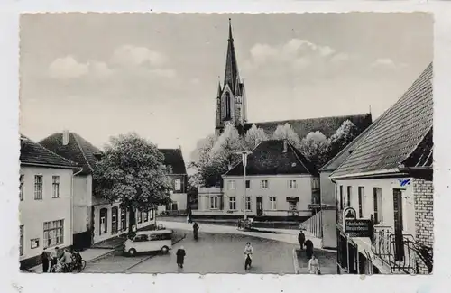 4834 HARSEWINKEL, Marktplatz 1958, belebte Szene, Oldtimer