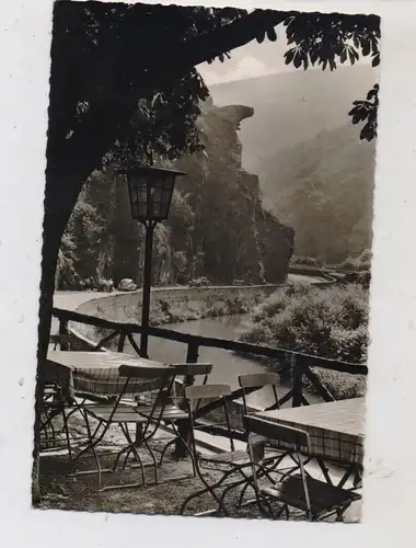 5483 BAD NEUENAHR - AHRWEILER - WALPORZHEIM, Blick auf die Bunte Kuh von der Gaststättenterrasse, Oldtimer