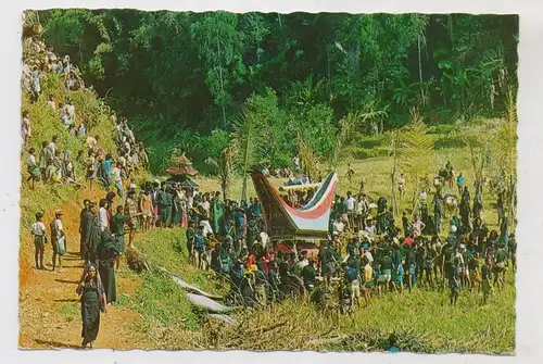 INDONESIA - TANA TORA, Southern Sulawesi, Parade to Lakhian house