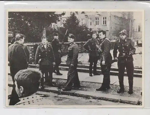 1000 BERLIN - KREUZBERG, 13.August 1961, Waldemar- Ecke Luckauer Strasse, Bau der Berliner Mauer, Grenzsoldaten