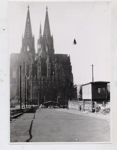 5000 KÖLN, Blick von der Brückenrampe der Hohenzollernbrücke auf den Kölner Dom, Nachkriegsphoto 12,3 x 16,9 cm