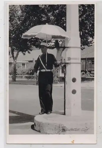 POLIZEI - Verkehrspolizist mit Sonnenschirm, Photo - AK