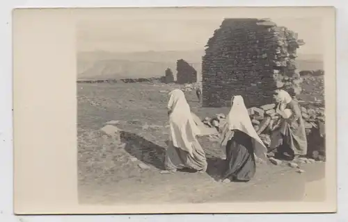NORD - MAZEDONIEN - KRILOVAK, 1.Weltkrieg, Herbst 1915, Frauen in den Ruinen des Dorfes, Photo AK