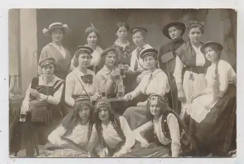 SOCIAL LIFE - Biertrinkende und rauchende Schülerinnen / Studentinnen, Photo-AK