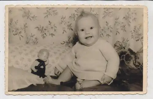 SPIELZEUG / PUPPEN - Kleinkind mit Puppe, Photo - AK