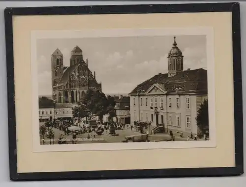0-2130 PRENZLAU, Rathaus mit St. Marienkirche, Marktszene, im Glasrahmen