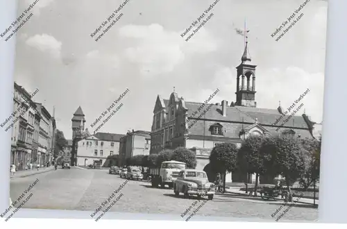 PL 46-200 KLUCZBORK, Fragment Rynku z ratuszem, Oldtimer