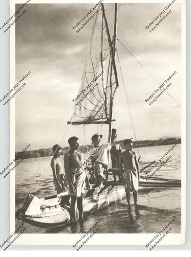PAPUA - NEW GUINEA, KAIRIRU, Auslegerboot mit Steyler Missionar