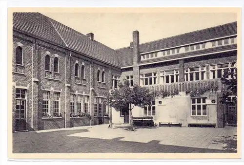 B 2380 RAVELS, O.L. Vrouw...., Binnenkoer