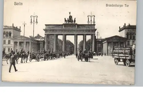 1000 BERLIN, BRANDENBURGER TOR, Militärkolonne zieht durch das Tor, Droschken