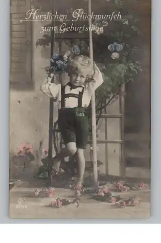 KINDER - Kleiner Junge vor einem Rosenstock / Little Boy with roses