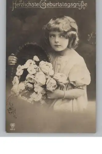 KINDER - Mädchen mit Blumen / Girl with flowers