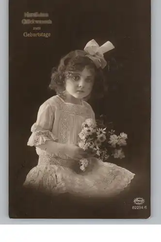 KINDER - Mädchen mit Blumenstrauss / Girl with flowers
