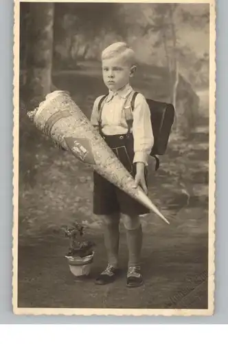 SCHULE - Junge mit grosser Schultüte und Blumentopf, Photo-AK