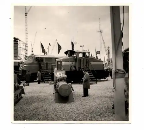 EISENBAHN / Railway, Diesellokomotiven auf einer Ausstellung, Photo 8,8 x8,8 cm
