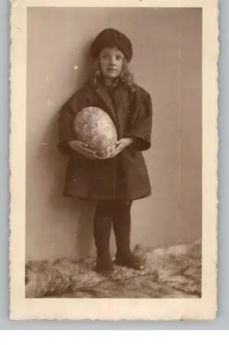 KINDER - Mädchen mit sehr grossem Osterei, Photo-AK, Atelier Winzer & Sohn, Freital