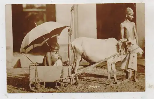 INDIA - CALCUTTA, Beggar / Bettler von Rind gezogen , 1927, Eckknick