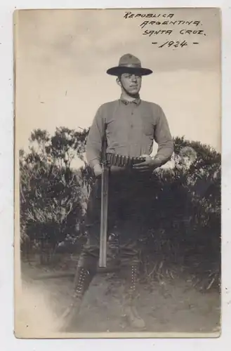 ARGENTINA - SANTA CRUZ,  Deutschstämmiger Siedler mit Gewehr, 1924, Photo-AK
