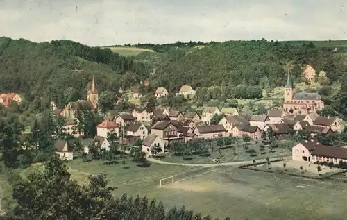 5227 WINDECK - HERCHEN, Blick über den Sportplatz auf den Ort,