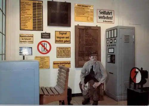 4630 BOCHUM, Bergbau - Museum, Warten auf Schichtwechsel