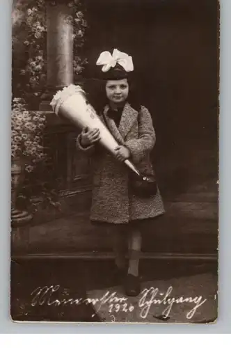 SCHULE - Mädchen mit Schultüte, 1926