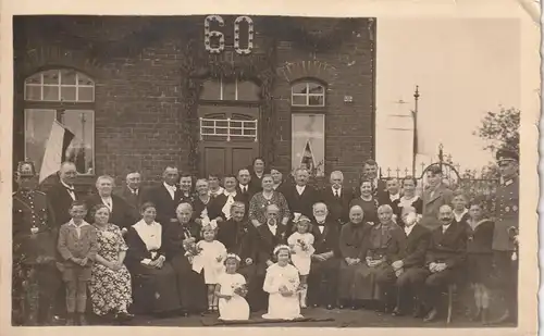 SOCIAL LIFE - Familienfeier zur Diamantenen Hochzeit (60 Jahre), Polizist mit Tschako, Offizier, Photograph v.d.Kolk-Düs