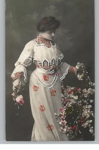 MODE - Dame im Blumenkleid, 1905