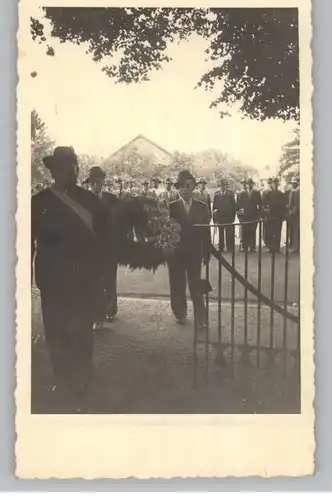 3062 BÜCKEBURG, Kranzniederlegung der Schützen, 1952, Photo-AK