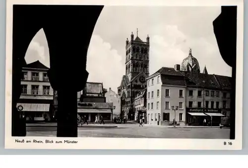4040 NEUSS, Münsterplatz. Ladengeschäfte, Blick zum Münster,