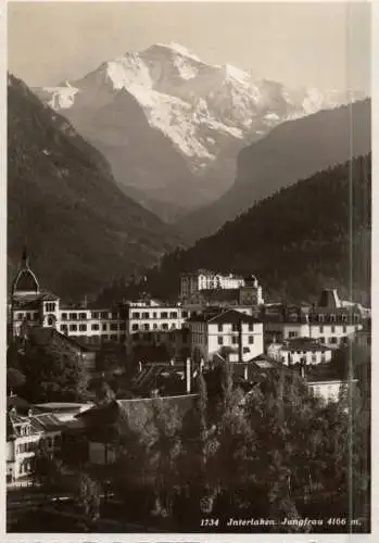 CH 3800 INTERLAKEN BE, Blick über den Ort auf die Jungfrau, Verlag Pleyer - Zürich
