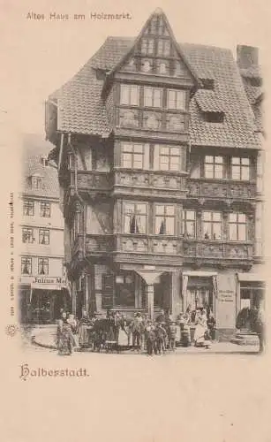 0-3600 HALBERSTADT, Altes Haus am Holzmarkt, belebte Szene, Verlag Louis Koch, ca. 1900