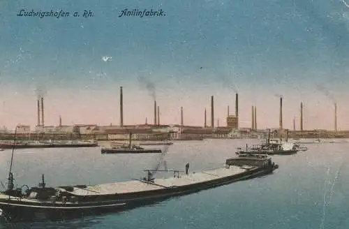 BINNENSCHIFFE - RHEIN, Frachtschiffe vor Ludwigshafen, 1919