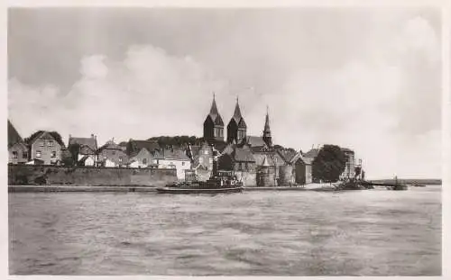 4242 REES. Blick über den Rhein, Schlepper